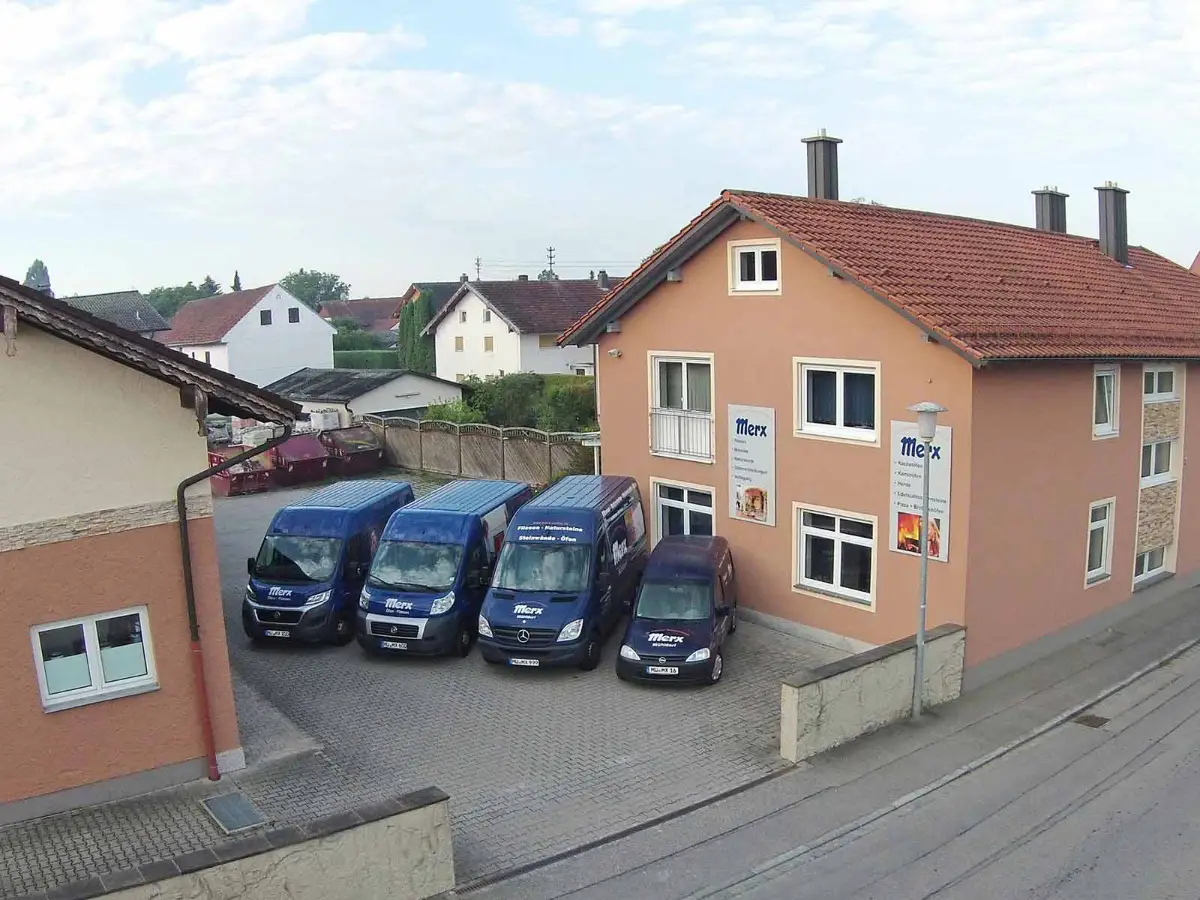 Firmengebäude und Fuhrpark